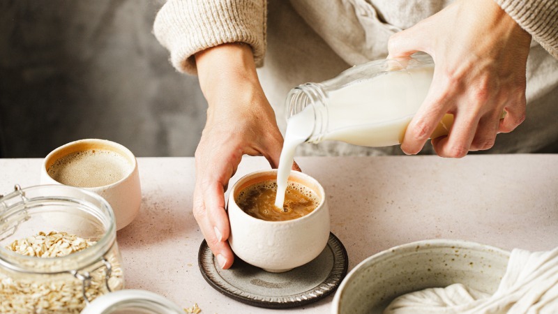 plantaardige melk barista in koffie
